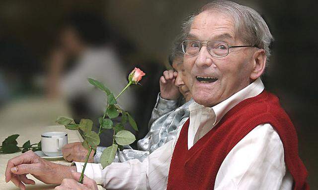 Senior mit Rose - old man with a rose