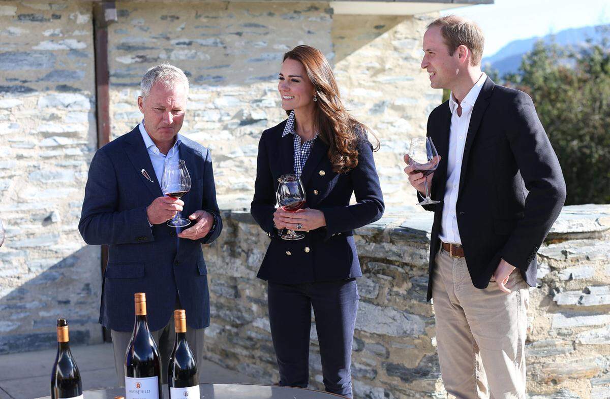 Der größte Exportartikel von Neuseeland ist Wein, weshalb William und Kate am 10. Tag ein Weingut besuchten. Dem Anlass entsprechend trug die Herzogin ein legeres Outfit - einen Blazer von Zara, eine Bluse von Gap.