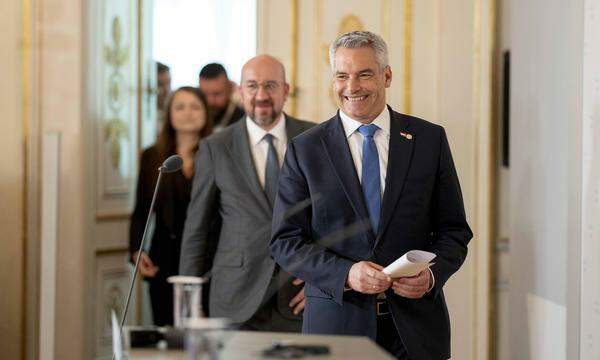 Bundeskanzler Karl Nehammer mit dem Präsidenten des Europäischen Rates, Charles Michel., am Freitag in Wien.