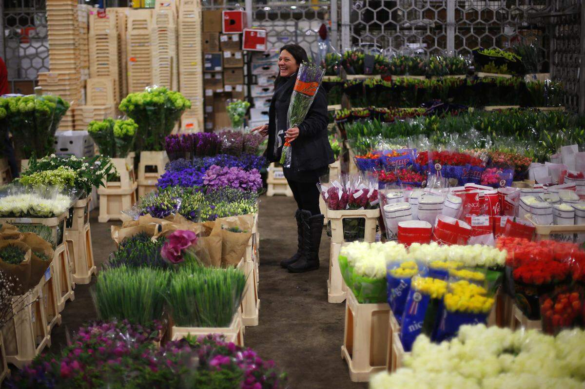 Auch bei Blumen kann man ins Fettnäpfchen treten. Lieber einen Bouquet binden lassen, als nicht mehr ganz frische und lieblos zusammengestellte Sträuße an der Tankstelle zu kaufen.