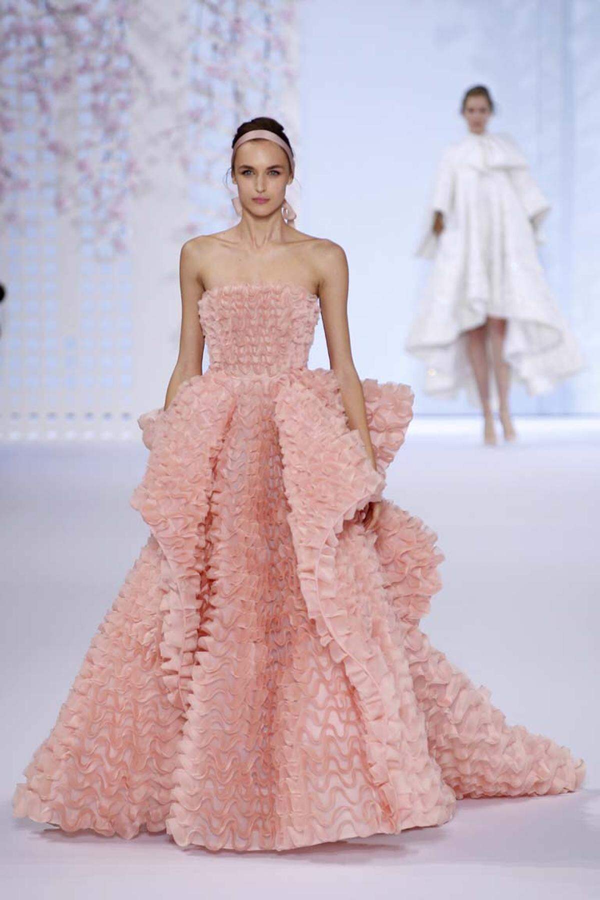 Märchenhaft zeigte sich die Haute Couture Kollektion von Ralph Russo, der von Rüschen in Pastellfarben nicht genug bekommen konnte.