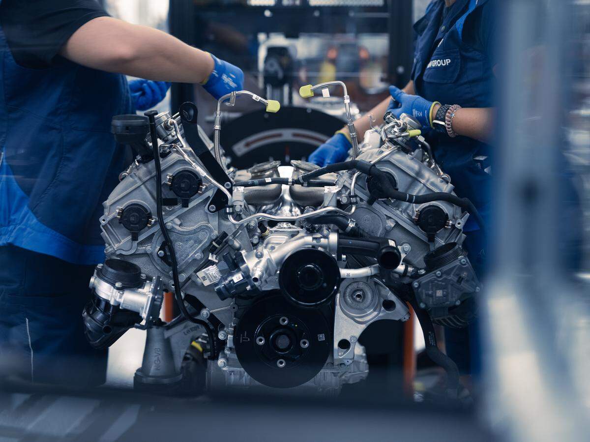 Acht Stunden pro Motor, nicht mehr als 30 Stück pro Tag: Handarbeit in der V8-Manufaktur im Motorenwerk Steyr.  