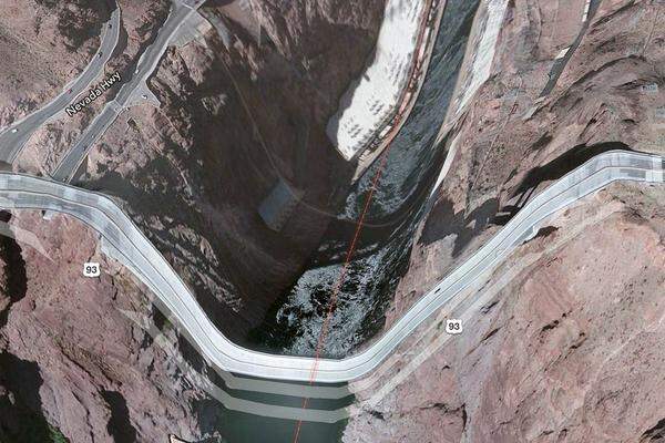 Die Colorado River Bridge bei Boulder City, USA, ist buchstäblich ins Wasser gefallen.