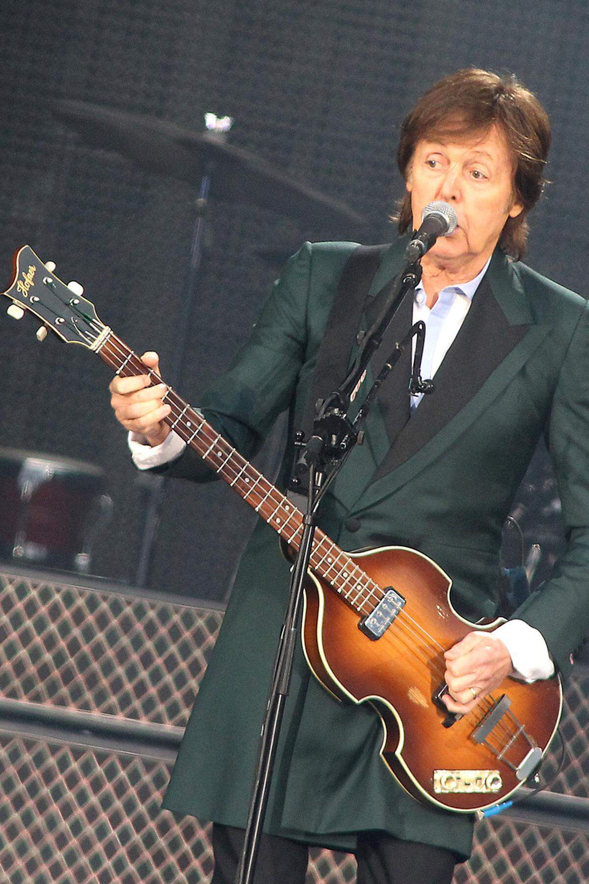 Beatles-Legende Paul McCartney darf sich über seine Einnahmen von 71 Millionen auch nicht beschweren (Platz acht).