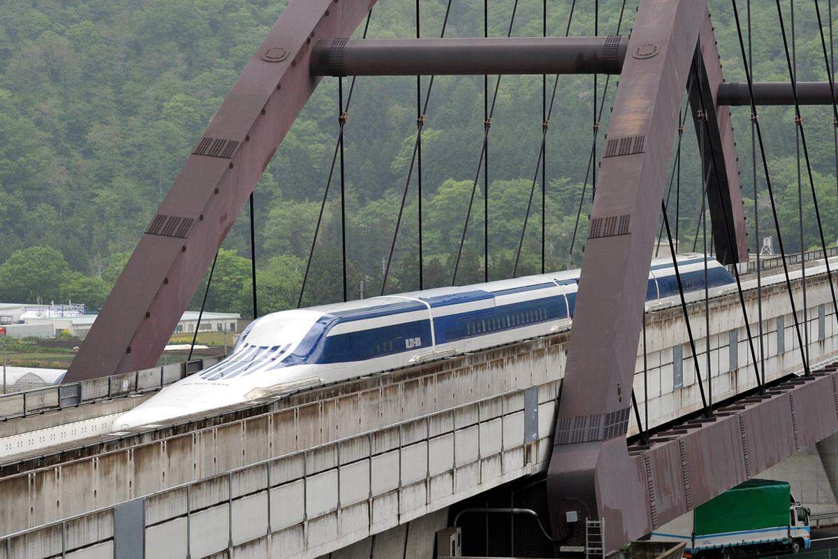 Die Magnetschwebebahn, die Konkurrenz zum deutschen Transrapid, soll 2027 Tokio mit der Industriestadt Nagoya verbinden.