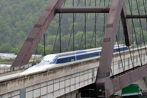 Die Magnetschwebebahn, die Konkurrenz zum deutschen Transrapid, soll 2027 Tokio mit der Industriestadt Nagoya verbinden.