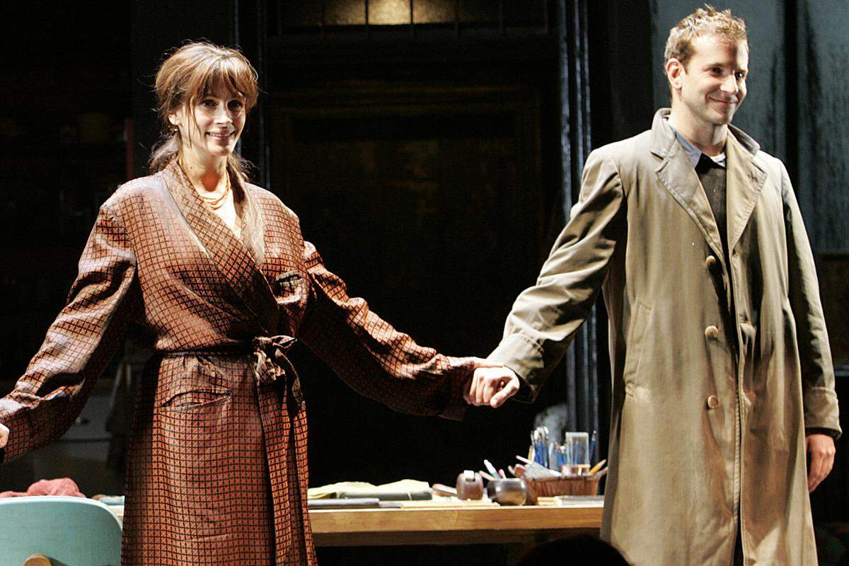 Bradley am Broadway: 2006 spielte er an der Seite von Julia Roberts und Paul Rudd im Stück "Three Days of Rain".
