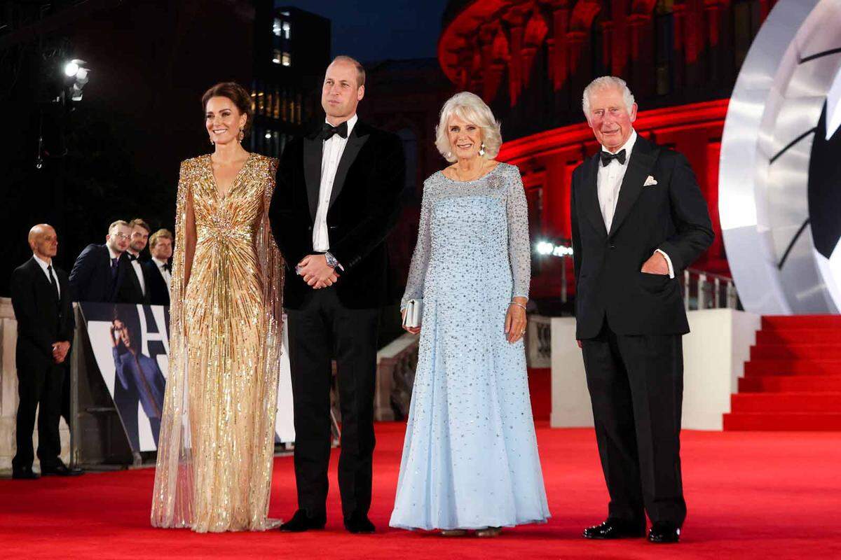 Unter den Gästen der glamourösen Gala waren neben den Stars und Machern des Films zwei Generationen der britischen Königsfamilie. Thronfolger Prinz Charles und seine Frau Herzogin Camilla schauten sich den Agentenfilm gemeinsam mit Prinz William und seiner Frau Kate an.