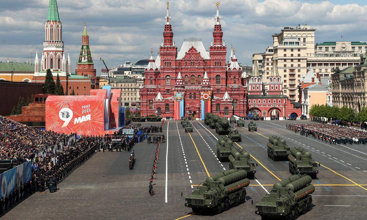Im Gegensatz zur etwas kleineren Miltärparade wurde für dieses Jahr in Moskau allerdings der Traditionsmarsch "Unsterbliches Regiment" abgesagt, der gewöhnlich nach derParade abgehalten wird.
