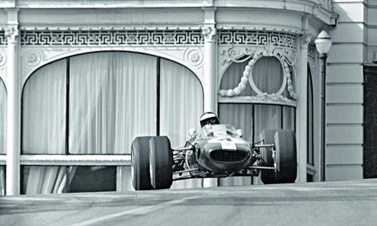 Klassischer geht’s nicht mehr: Jim Clark auf Lotus eilt geradewegs aus dem Hotel de Paris (1966).