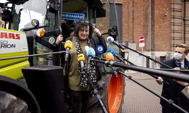 Die Agrarfachjournalistin Caroline van der Plas (55) von der Bauern-Bürger-Bewegung (BBB) ist die neue Politsuperheldin in den Niederlanden. 