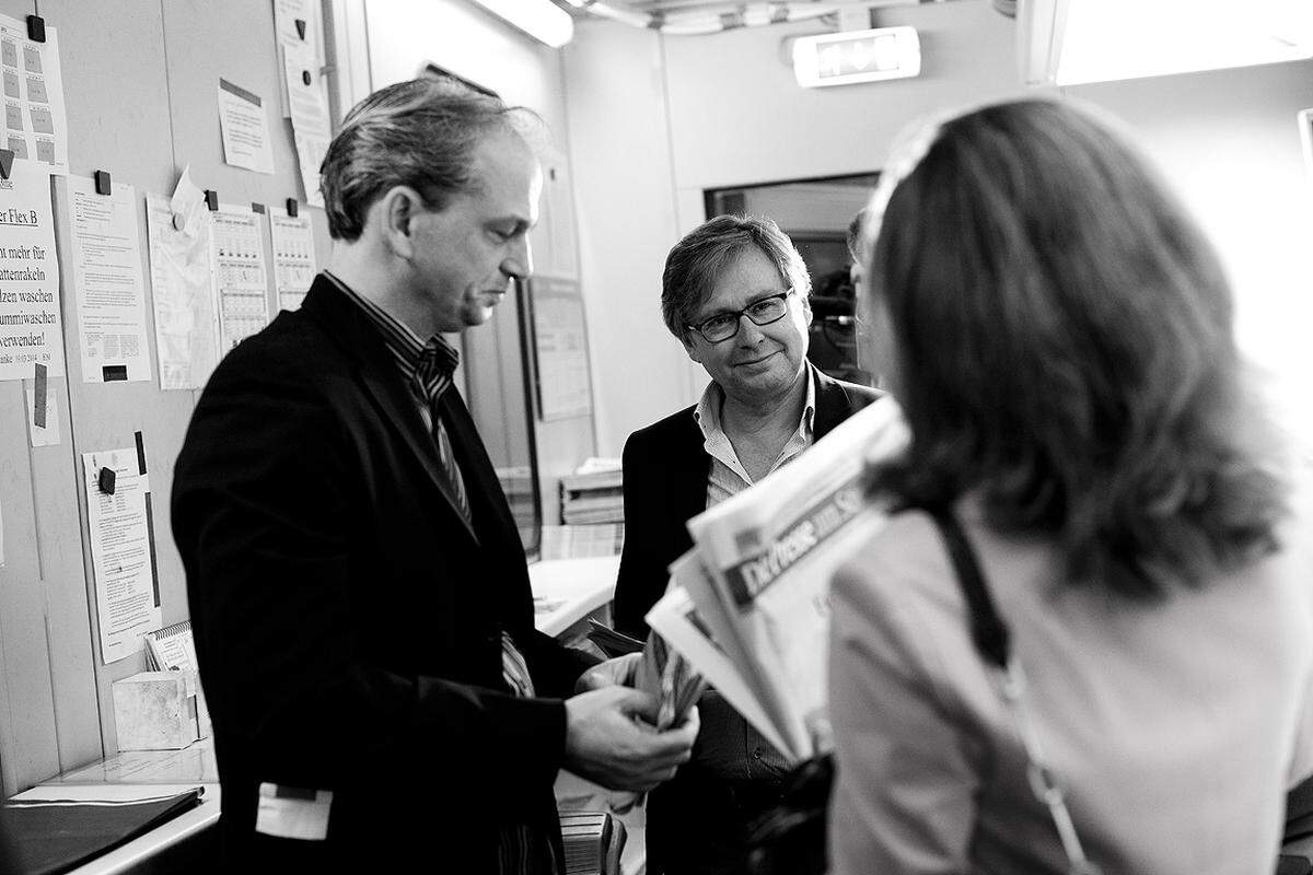 ORF-Generaldirektor Alexander Wrabetz und ORF-Kommunikationschef Martin Biedermann überwachten dabei gemeinsam mit „Presse“-Chefredakteur Rainer Nowak die Farbkontrolle der Zeitung.