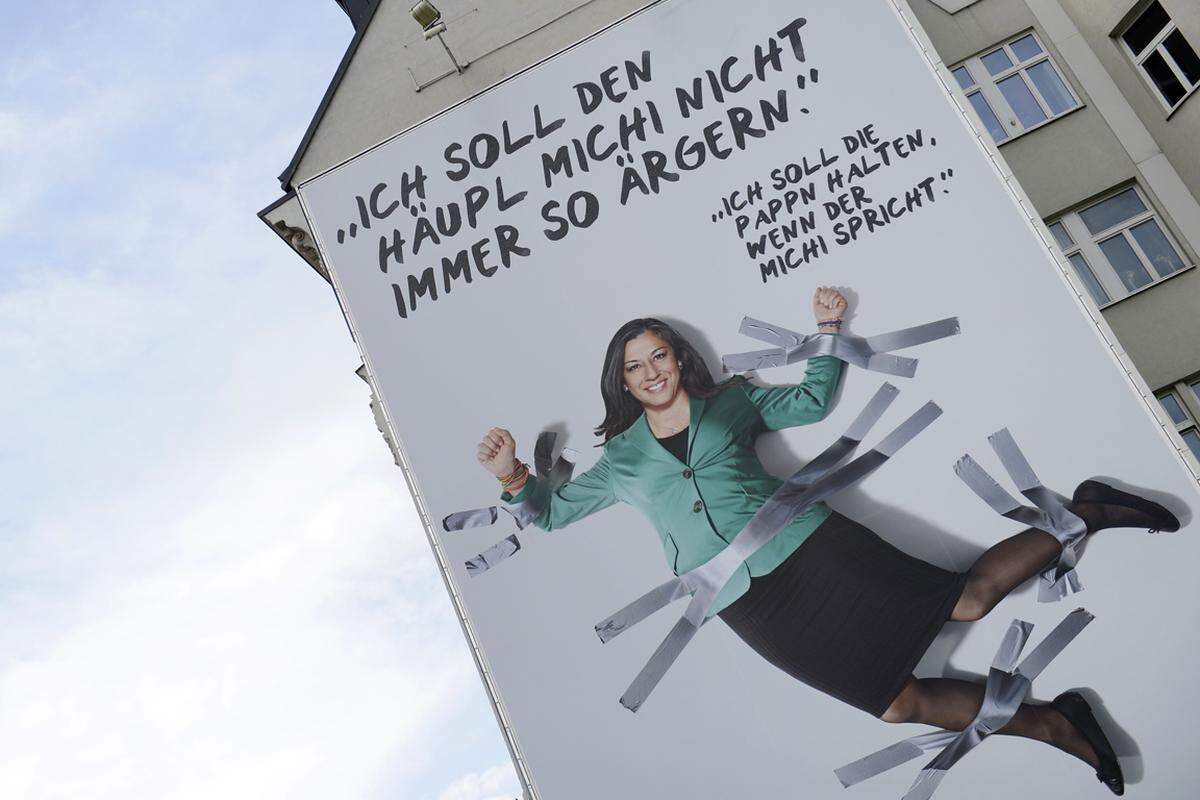 "Ich soll die Pappn halten, wenn der Michi spricht." Wiens Vizebürgermeisterin Maria Vassilakou (Grüne) kommuniziert via Großplakat.