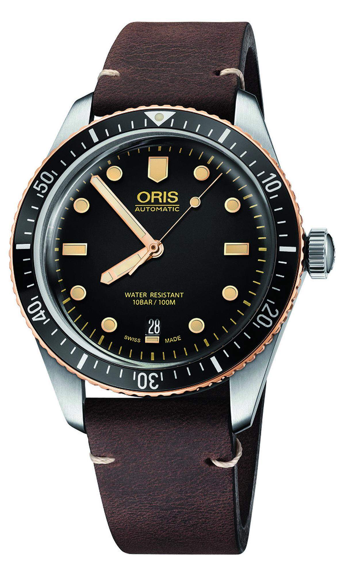 Oris, „Divers Sixty-Five“. Oris ist beim Retro-Trend am Puls der Zeit: Dieser neue Zeitmesser mit einem Außenring aus Bronze ist von einem Modell aus 1965 inspiriert und bis 100 Meter wasserdicht.