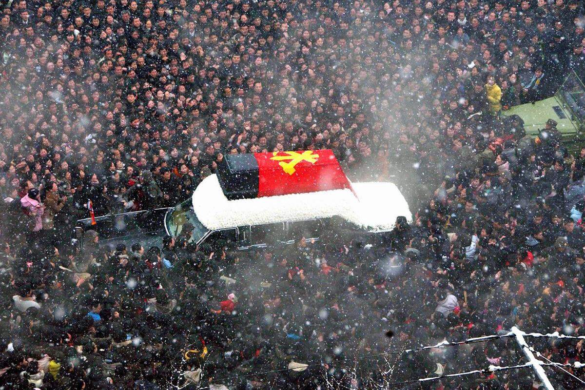 Die Beisetzungsfeierlichkeiten am 28. Dezember 2011 nahmen ihren Anfang im Kumsusan-Mausoleum, wo Kim Jong-il nach seinem Tod in einem Glassarg aufgebahrt worden war. Von dem Mausoleum setzte sich der Trauerkorso langsam Richtung Innenstadt in Bewegung.