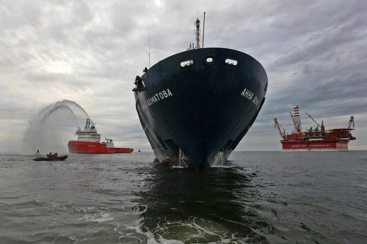 Mit zwei Aktionen innerhalb vier Tagen hat Greenpeace gegen Ölbohrungen in der Arktis protestiert. Am Freitag besetzten Greenpeace-Aktivisten die Förderplattform "Priraslomnaja" (hier rechts im Bild) im Norden Russlands, Montag Vormittag stoppten sie ein Versorgungsschiff (Bildmitte).