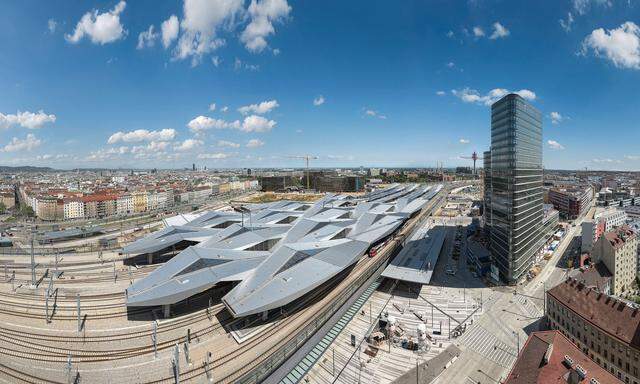 Wien. Der Hauptbahnhof ist vor ­allem ein Dach plus Shoppingcenter.