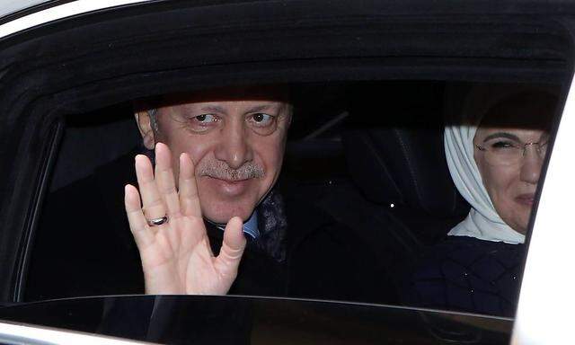 Der Putsch war gegen ihn gerichtet: Präsident Recep Tayyip Erdoğan mit seiner Frau, Emine. 