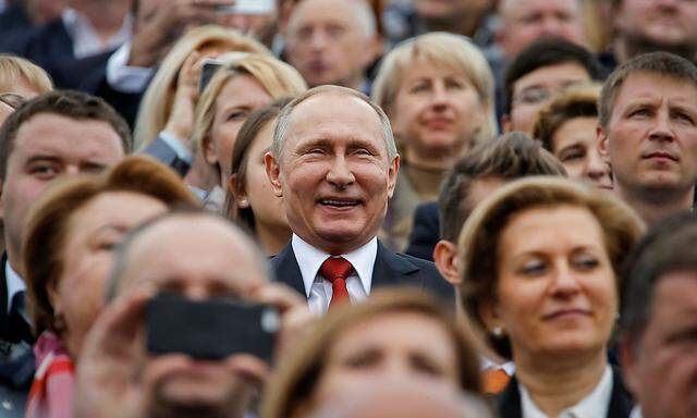 Russlands Präsident Putin (Mitte).
