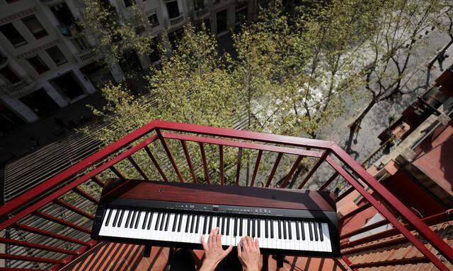 „Walter Benjamin hat geschrieben, Glück bestehe darin, ohne Furcht zu leben. In diesen Tagen lässt sich in Europa nicht mehr ohne Furcht leben.“ Barcelona, März 2020: Ein Amateurpianist spielt auf dem Balkon für seine Nachbarn.