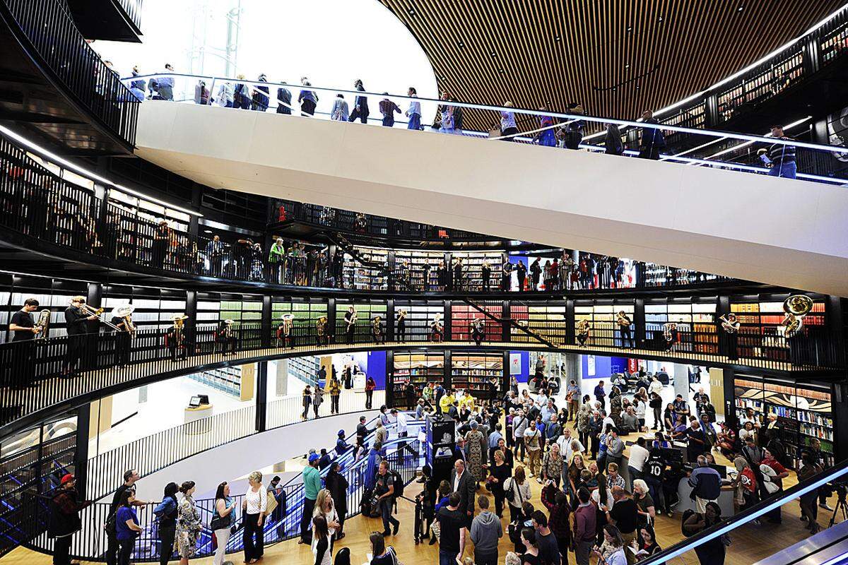 In 24 Kilometer Regalen stehen rund 1,5 Millionen Bücher. Der Lesetempel umfasst auch Ausstellungs- und Veranstaltungsräume sowie mehr als 200 öffentlich zugängliche Computer.