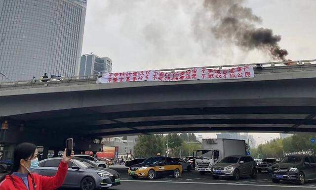 Ein Protesttransparent auf der Überführung der Sitong-Brücke in Peking am 13. Oktober 2022.