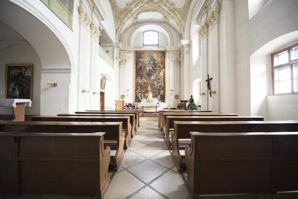 In der alten Schlosskirche wird zwei Mal pro Monat ein Gottesdienst gefeiert. Vor allem aber widmet sich der Gefängnispfarrer der Seelsorge: Die findet vor allem bei Gesprächen in den Hafträumen oder bei gemeinsamen Aktivitäten statt.