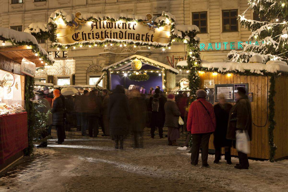 In der Adventzeit bieten sie auch Weihnachtsgeschenke an, die man laut Organisatoren "im Alltag brauchen kann und die nicht nur für das Weihnachtsgeschäft herausgestampft wurden". Sogar die Girlanden, mit denen die Hütten dekoriert werden, stammen von Biobäumen.