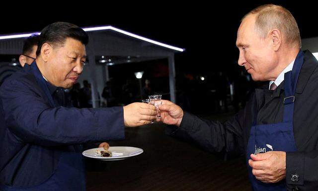 Ein Bild aus vergangenen Tagen: Chinas Staatschef, Xi Jinping, mit dem russischen Präsidenten, Wladimir Putin, bei einem Wirtschaftsforum in Wladiwostok. 