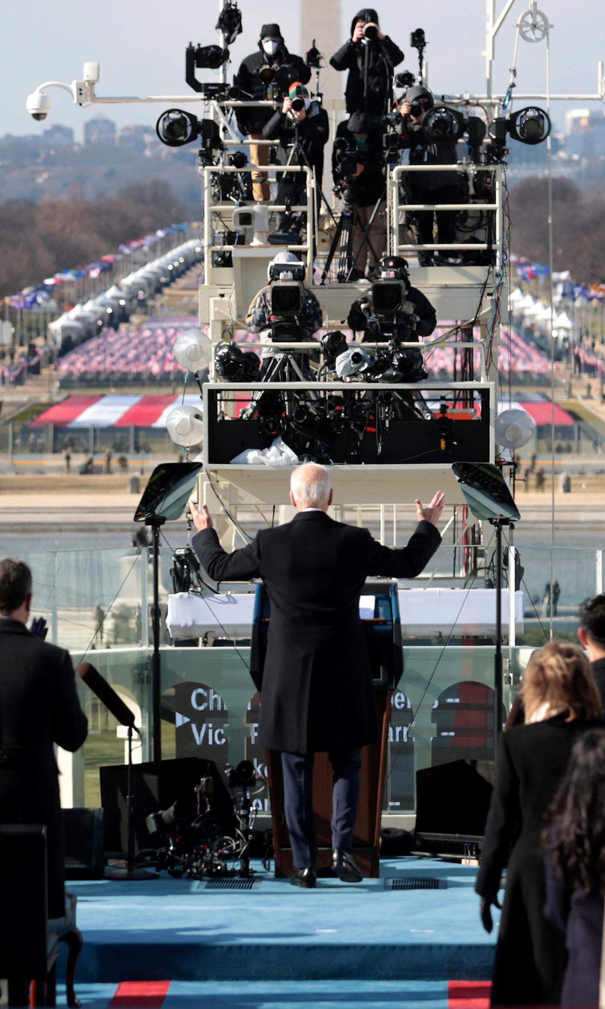 "Ich werde ein Präsident für alle Amerikaner sein", versprach Biden. Er werde genauso für diejenigen kämpfen, die ihn nicht unterstützt hätten wie für jene, die dies getan hätten. "Dies ist der Tag der Demokratie." Gefeiert werde nicht der Sieg eines Kandidaten, sondern der Sieg der Demokratie. "Die Demokratie hat sich durchgesetzt."