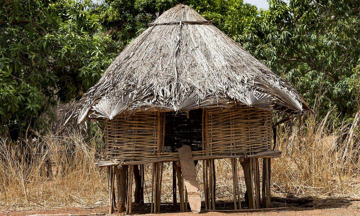 Aufgeständertere Hütten finden sich nur selten in Straßenbild Westafrikas. In Guinea aber tauchen sie häufiger auf.