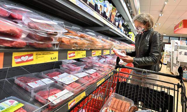 Anstieg der Verbraucherpreise. Die Kundin in der Fleischabteilung des Discounters. Salzburg Salzburg �sterreich *** Incr