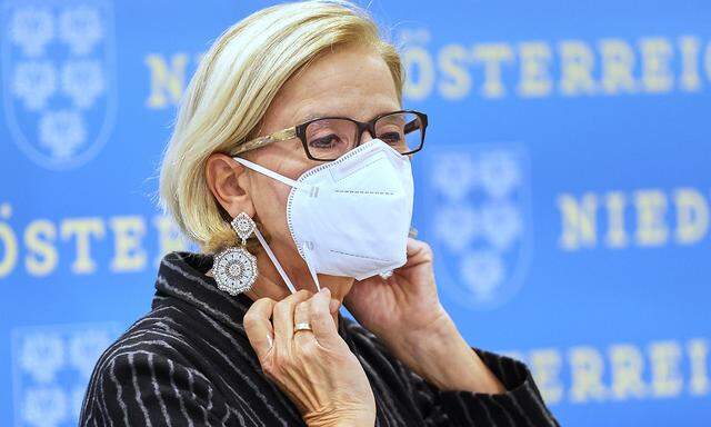 Niederölsterreichs Landeshauptfrau Mikl-Leitner richtet sich ihre FFP-2-Maske. 