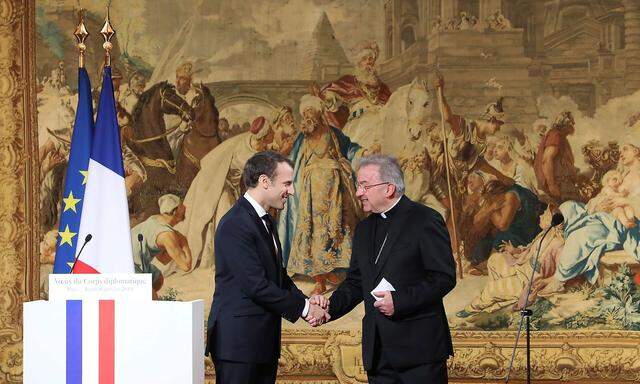 Nuntius Ventura (re.) beim Neujahrsempfang des diplomatischen Corps in Paris mit Präsident Emannuel Macron