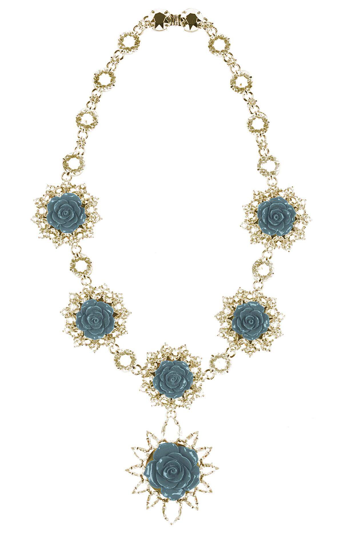 Das Collier von Prada zeigt sich feingliedrig und durch die blauen Rosendetails feminin-verspielt.