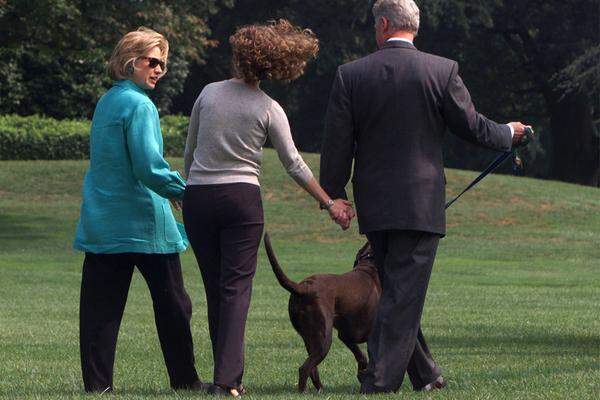 Besonders gelobt wurde ihre ruhige Zusammenarbeit mit Senatoren der gegnerischen Republikaner. Dies überraschte angesichts des erbitterten Versuchs der Republikaner, ...Im Bild: Hillary mit Tochter Chelsea und Mann Bill im Jahr 1998.