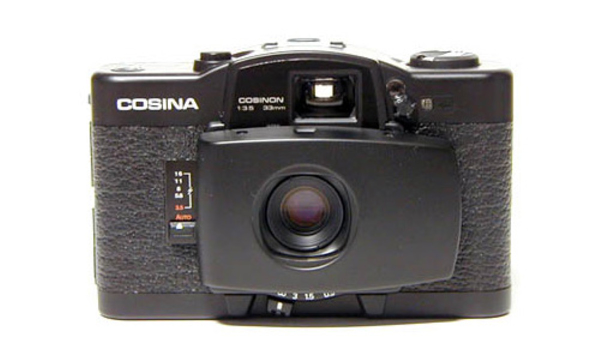 Angefangen hat alles mit dieser kleinen japanischen Kompaktkamera. Die Cosina CX1 wurde 1982 in den Labors des Sankt Petersburger Unternehmens Leningradskoye Optiko Mechanichesckoye Obyedinenie (LOMO) analysiert - ein Nachbau sollte die Massenknipse der Sowjetunion werden. Zwei Jahre später ging die Lomo LC-A in Produktion und eroberte sofort das Herz der Hobbyfotografen. 1984 wurden immerhin 1100 Stück pro Monat produziert - alle für den russischen Markt. Bald aber folgte der Export des Verkaufsschlagers in andere kommunistische Länder, wie die damalige Tschechoslowakei.