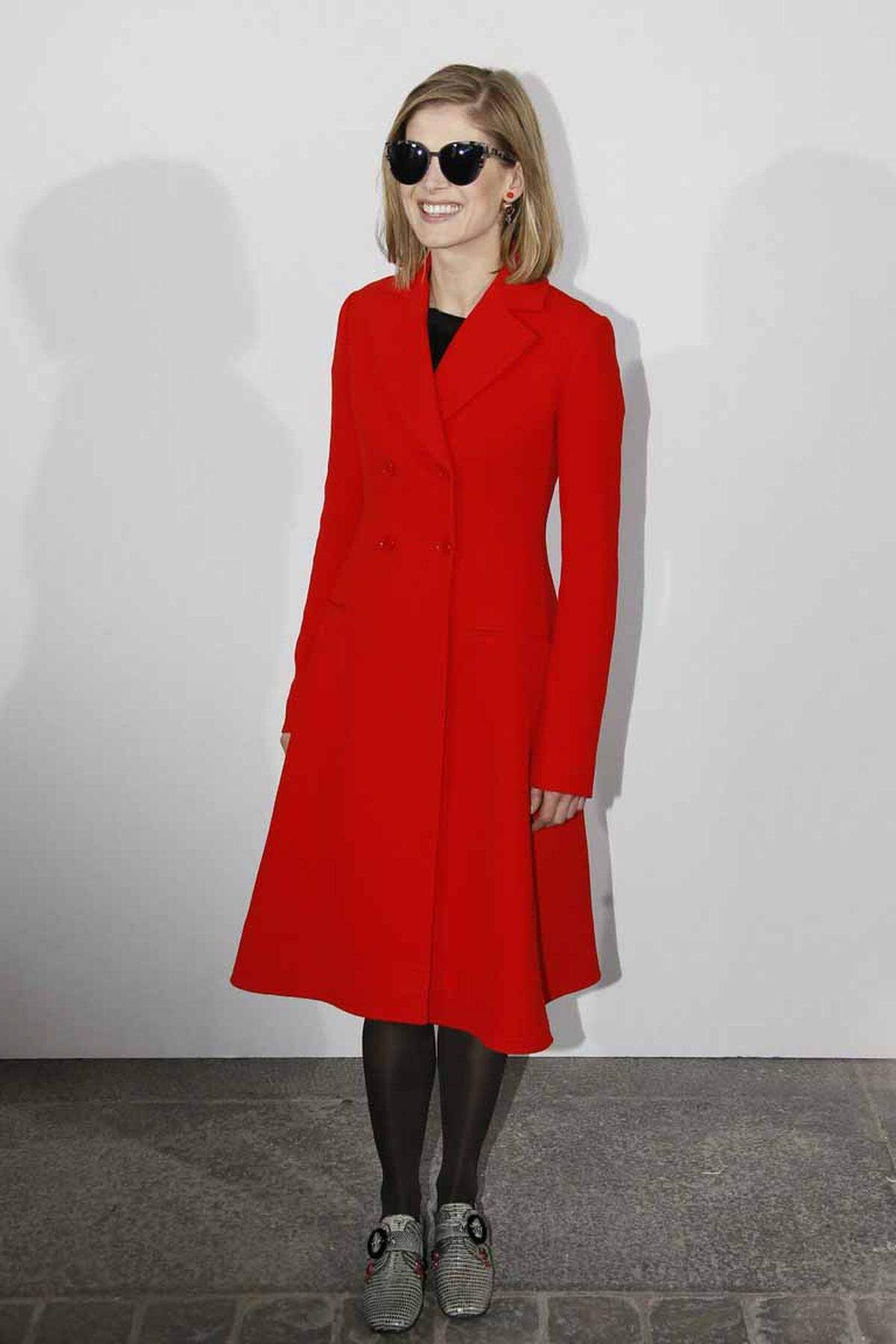 Rot ist anscheinend eine Trendfarbe für den Herbst und Winter. Kollegin Rosamund Pike gefiel sich in dem Dior-Mantel.