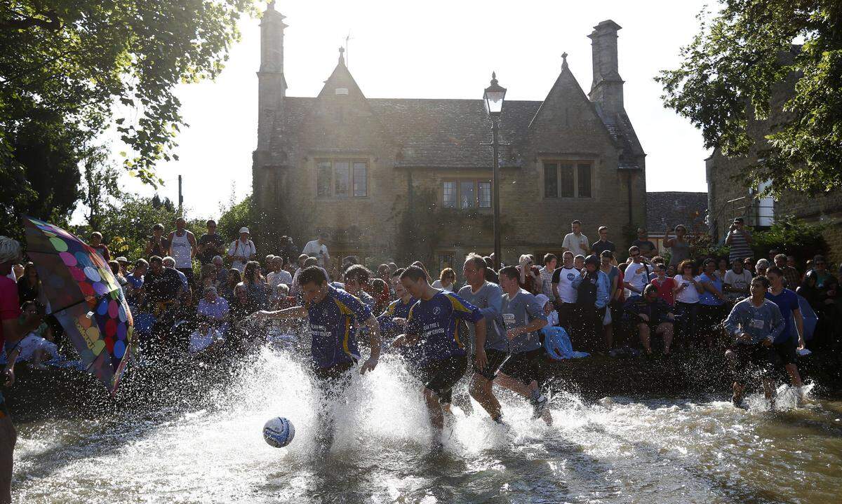 Wasser-Fußball, in Bourton-on-the-Water, central England, 30 Minuten dauert ein Spiel im Windrush-Fluss, über Erfrierungen oder andere Schäden ist nichts überliefert