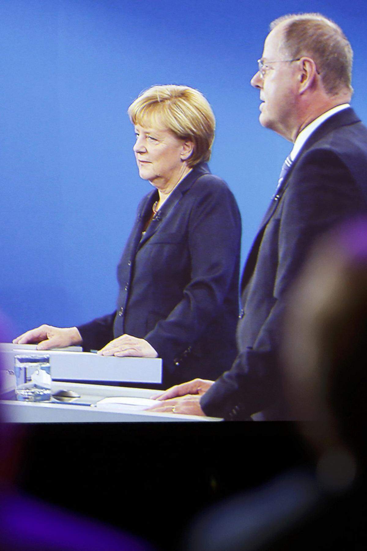 Das Kanzler-TV-Duell mit Angela Merkel ist Steinbrücks vermutlich letzte Chance. Diesmal tritt er zwar nicht in einen Fettnapf, doch einen echten Treffer landet er im Duell mit Merkel auch nicht, weshalb die Konfrontation den Vorsprung der Kanzlerin weiter zementiert.