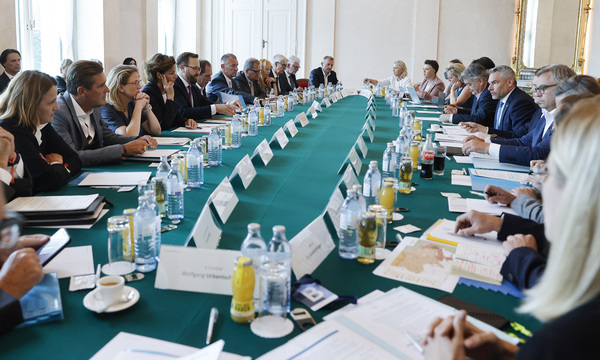 Am Montagnachmittag trafen sich Regierung und Opposition zur Krisensitzung.