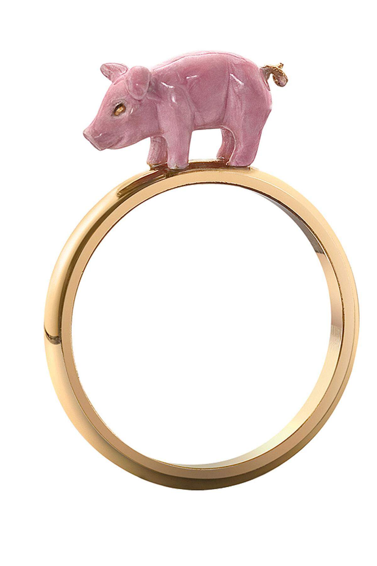 ... „Chinese Zodiac Pig“ von Solange Azagury-Partridge, Gelbgold und Email, 1450 Euro, solange.co.uk