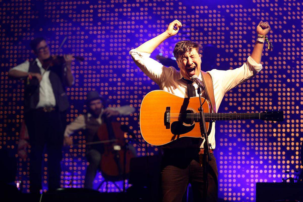 Mumford &amp; Sons nehmen sich eine Auszeit. In einem Interview mit dem "Rolling Stone"-Magazin ließ Keyboarder Ben Lovett verlauten, dass er und seine Bandkollegen in nächster Zeit erst einmal etwas kürzer treten. "Nach der Show am Freitag [20. September 2013] wird es in absehbarer Zukunft keine Mumford &amp; Sons-Aktivitäten geben", erklärte er.