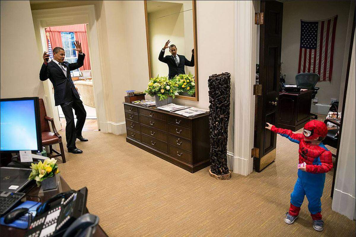 Nicht einmal der Präsident der Vereinigten Staaten kommt gegen Superhelden an. Obama mit dem kleinen Nicholas Tamarin, dem dreijährigen Sohn eines Mitarbeiters im Weißen Haus, zu Halloween. Es sei Obamas Lieblingsfoto aus 2013 gewesen, erzählt Pete Souza.