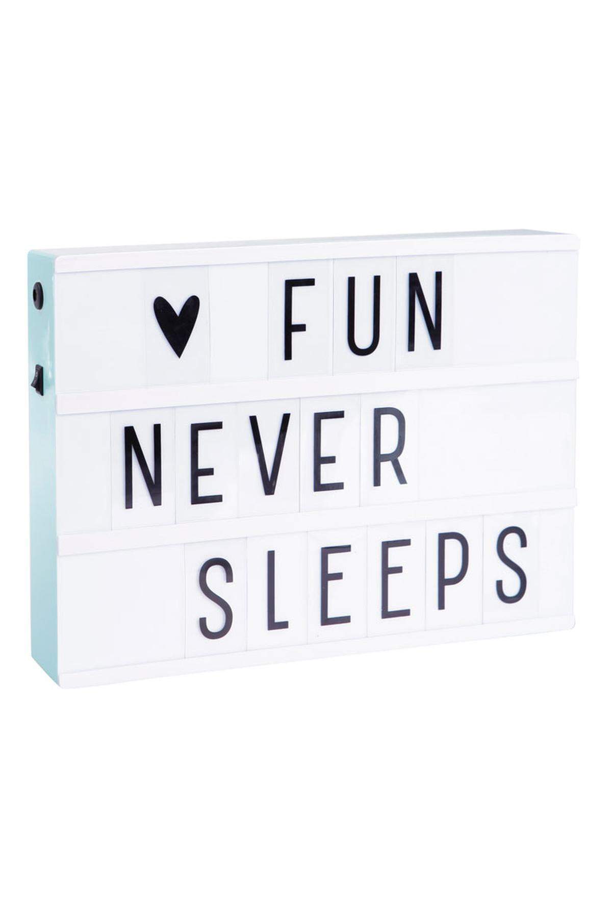 "Fun never sleeps" ... außer natürlich kurz zu Mittag und in der Nacht. Die LED Leuchtbox von A Little Lovely Company kommt mit 85 Buchstaben und kann sowohl mit Netzteil als auch mit Batterien betrieben werden.    