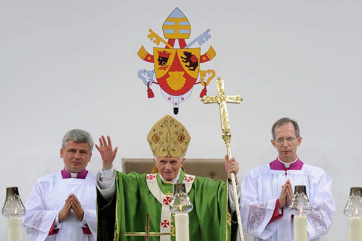 Dabei rief er die Katholiken auf, trotz Negativschlagzeilen zu ihrer Kirche zu stehen. "Manche bleiben mit ihrem Blick auf die Kirche an ihrer äußeren Gestalt hängen", beklagte der Papst. Auf den Missbrauchskandal ging er nicht direkt ein.