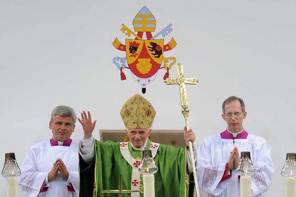 Dabei rief er die Katholiken auf, trotz Negativschlagzeilen zu ihrer Kirche zu stehen. "Manche bleiben mit ihrem Blick auf die Kirche an ihrer äußeren Gestalt hängen", beklagte der Papst. Auf den Missbrauchskandal ging er nicht direkt ein.