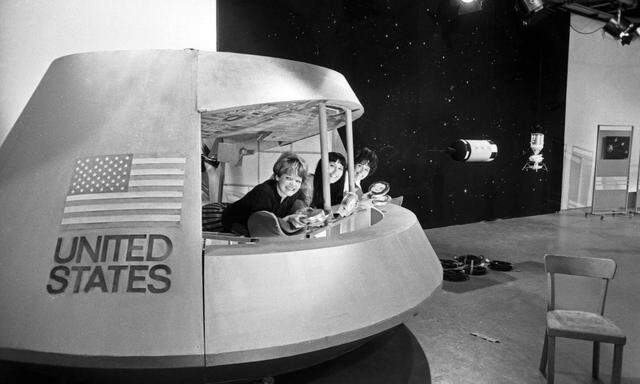 Drei Moderatorinnen in einer nachgebauten Apollo-Raumkapsel in Deutschland. Die Mondlandung war ein Medienevent, ein Straßenfeger. Familien, Freunde versammelten sich vor den Fernsehschirmen.