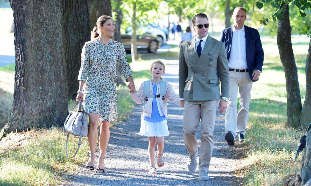 Die schwedische Prinzessin Estelle wurde am 21. August eingeschult. An der Hand ihrer Eltern, Kronprinzessin Victoria und Prinz Daniel, ging die Sechsjährige in der Früh ihren neuen Klassenkameraden entgegen. Estelle ist die Erste in der königlichen Familie, die die Privatschule Campus Manilla besucht.