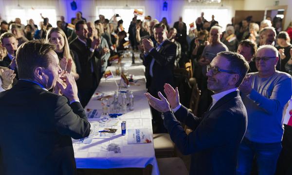 „Unsere Aufgabe ist es, die Politik wieder vom Kopf auf die Füße zu stellen“: Herbert Kickl, der Marxist. Links der eigentliche Spitzenkandidat Erwin Angerer.